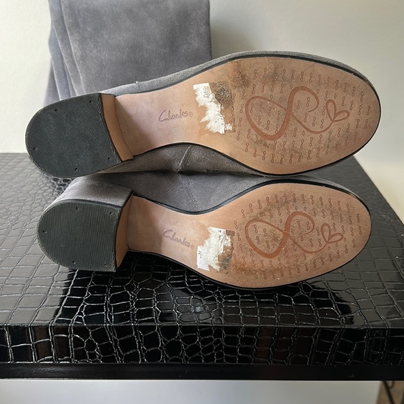 Clarks Tall Grey Suede Boot. US SZ 7.5 - Picture 5 of 7